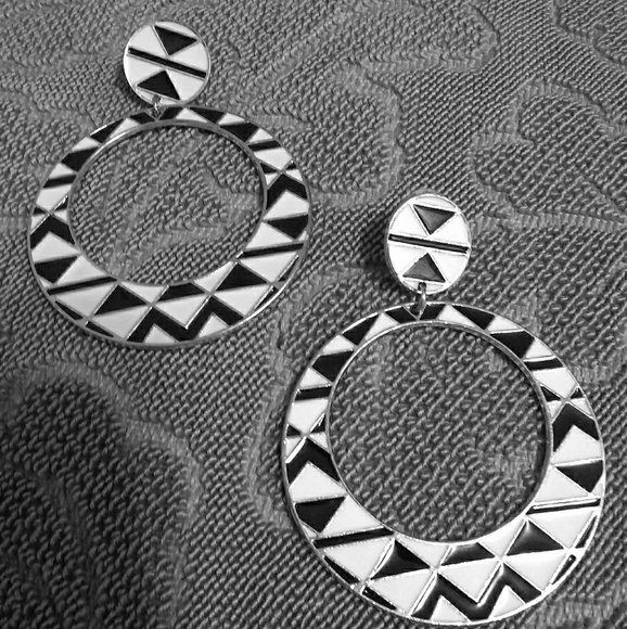 Geometric Black/white and gold enamel earrings. - Picture 1 of 4